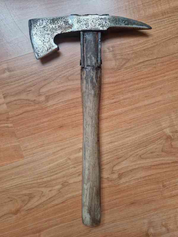 Hasičská helma,přilba s hřebenem a odznaky,čepice,sekerka - foto 9