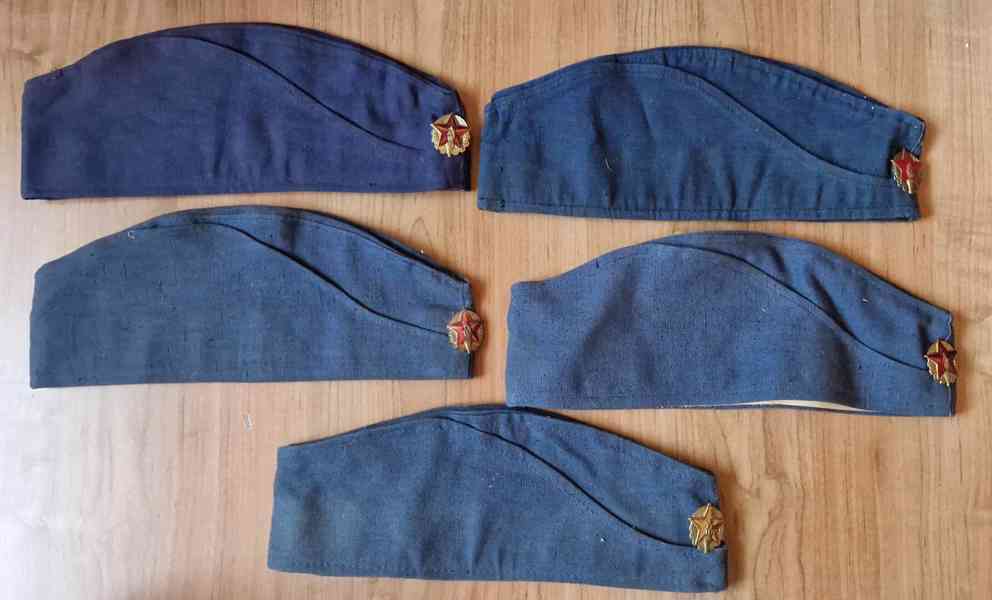 Hasičská helma,přilba s hřebenem a odznaky,čepice,sekerka - foto 14