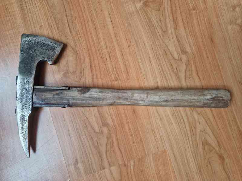 Hasičská helma,přilba s hřebenem a odznaky,čepice,sekerka - foto 10