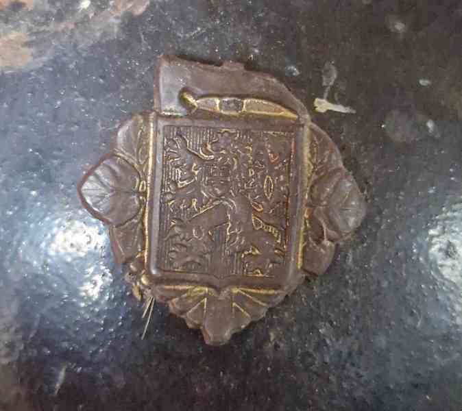 Hasičská helma,přilba s hřebenem a odznaky,čepice,sekerka - foto 3