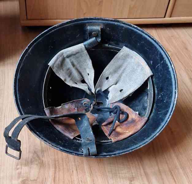 Hasičská helma,přilba s hřebenem a odznaky,čepice,sekerka - foto 12