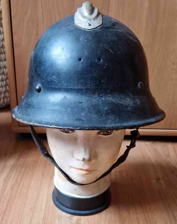 Hasičská helma,přilba s hřebenem a odznaky,čepice,sekerka - foto 11