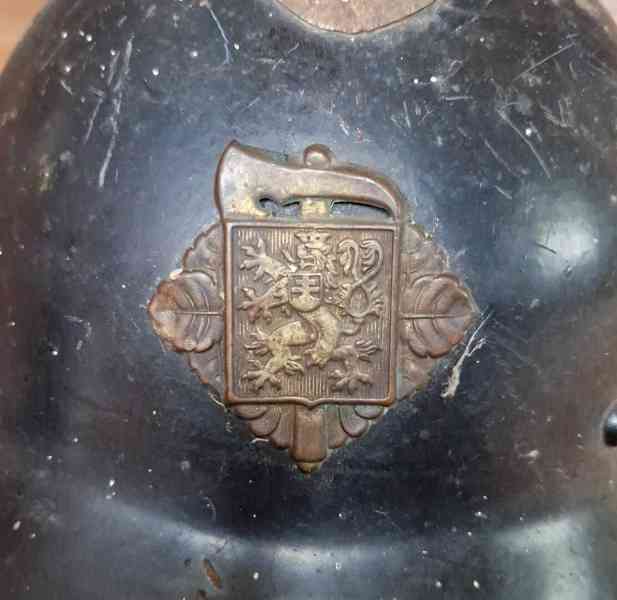 Hasičská helma,přilba s hřebenem a odznaky,čepice,sekerka - foto 4