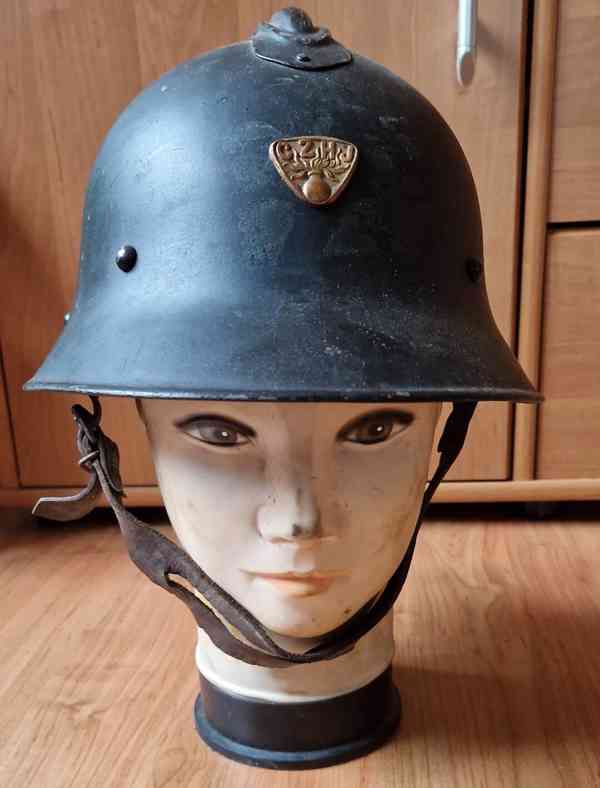 Hasičská helma,přilba s hřebenem a odznaky,čepice,sekerka - foto 5