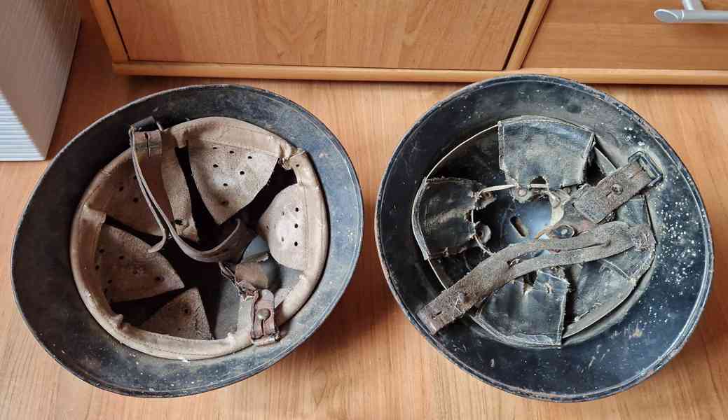 Hasičská helma,přilba s hřebenem a odznaky,čepice,sekerka - foto 2