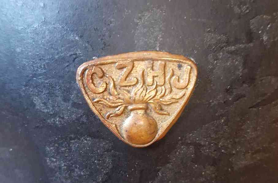 Hasičská helma,přilba s hřebenem a odznaky,čepice,sekerka - foto 8