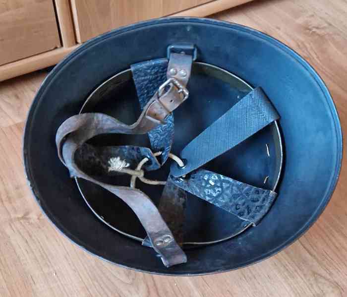 Hasičská helma,přilba s hřebenem a odznaky,čepice,sekerka - foto 7