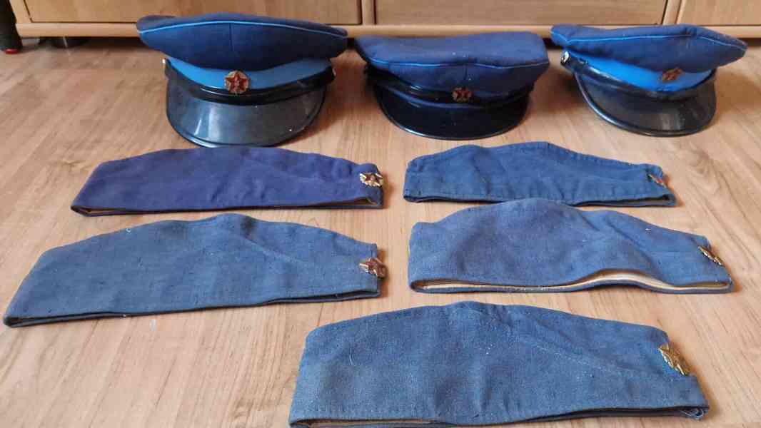 Hasičská helma,přilba s hřebenem a odznaky,čepice,sekerka - foto 13