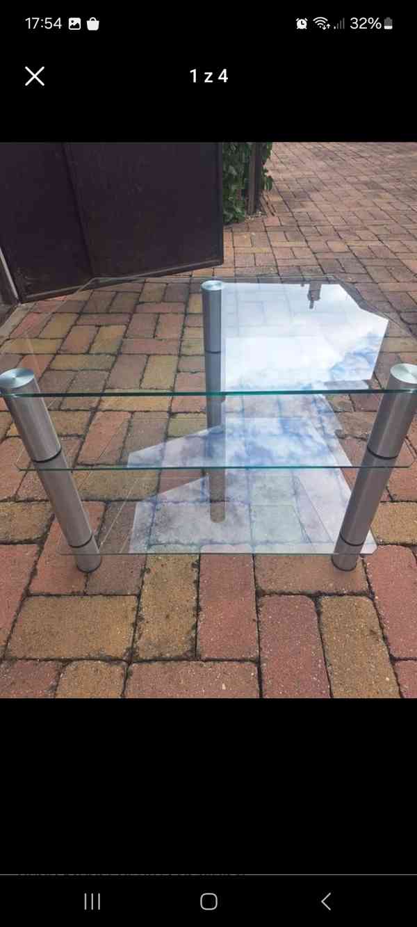 Skleněný stolek pod tv 