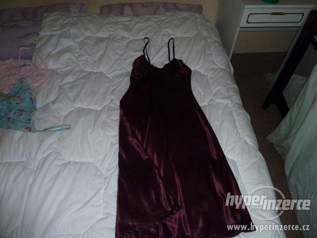 Vínovo - hnědé saténové šaty - foto 2
