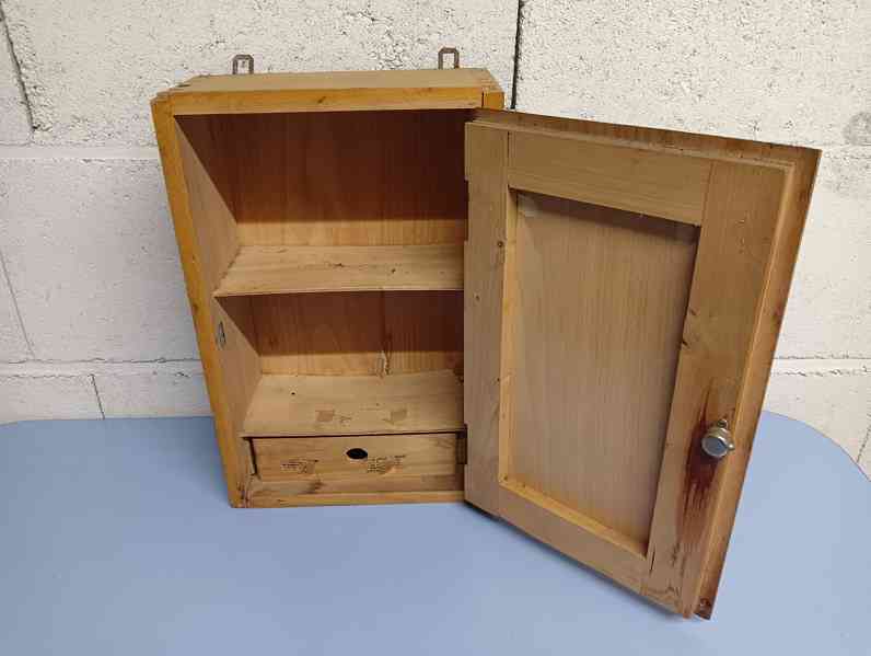 Historická dřevěná lékárnička - foto 2