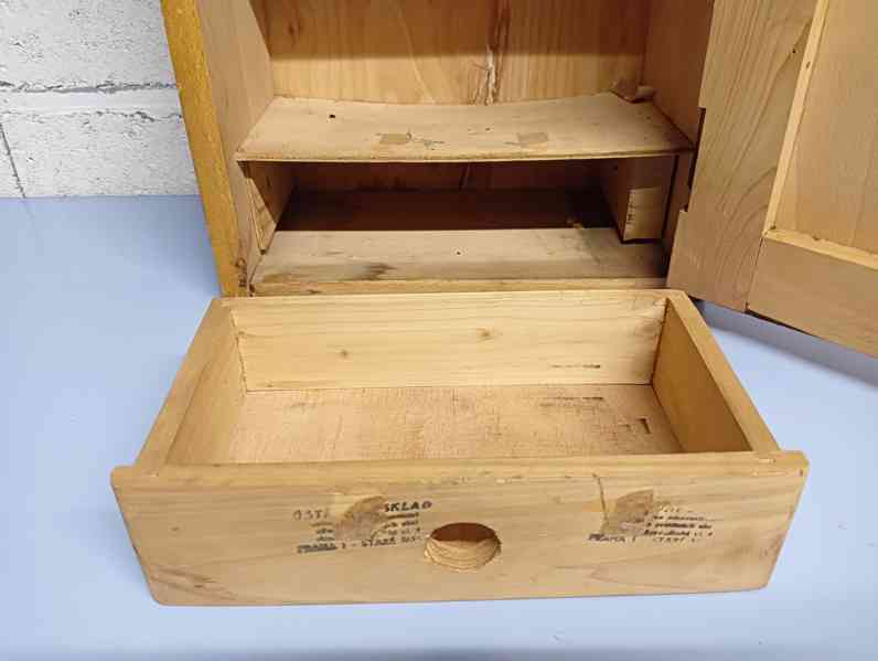 Historická dřevěná lékárnička - foto 3