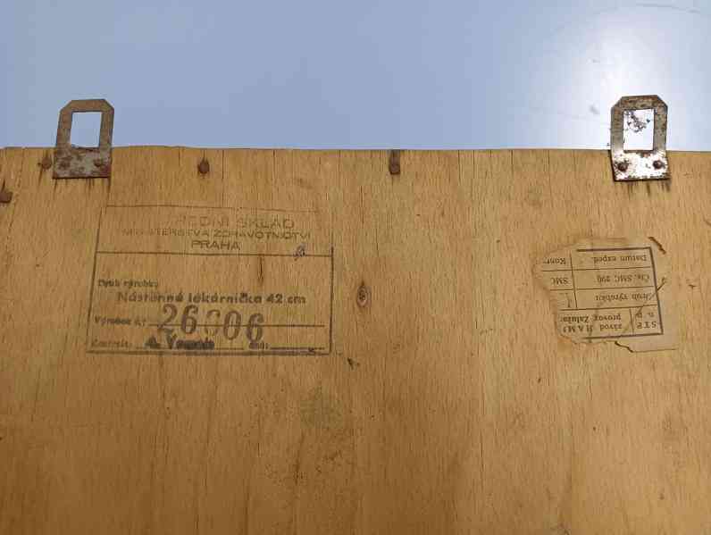 Historická dřevěná lékárnička - foto 6