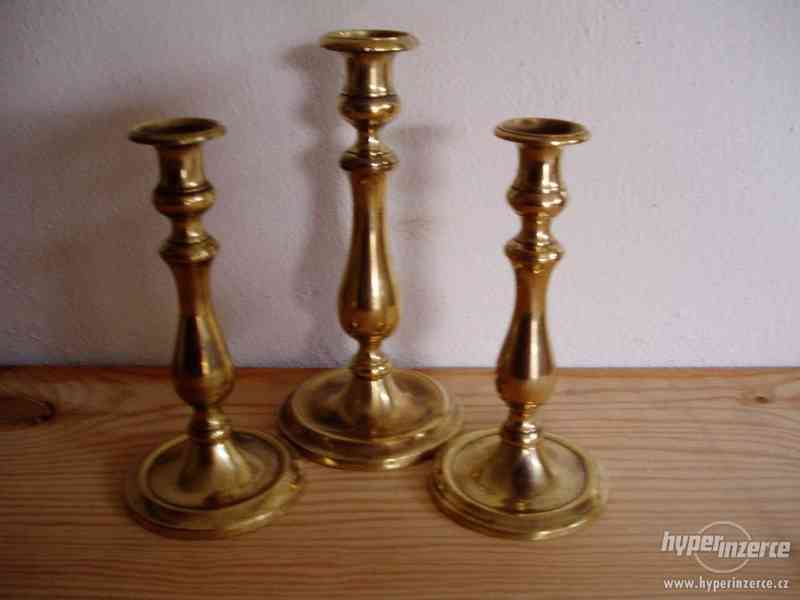 Trojice starožitných mosazných svícnů. - foto 1