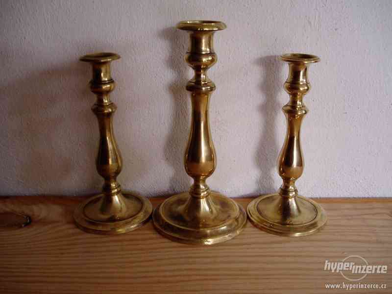 Trojice starožitných mosazných svícnů. - foto 2