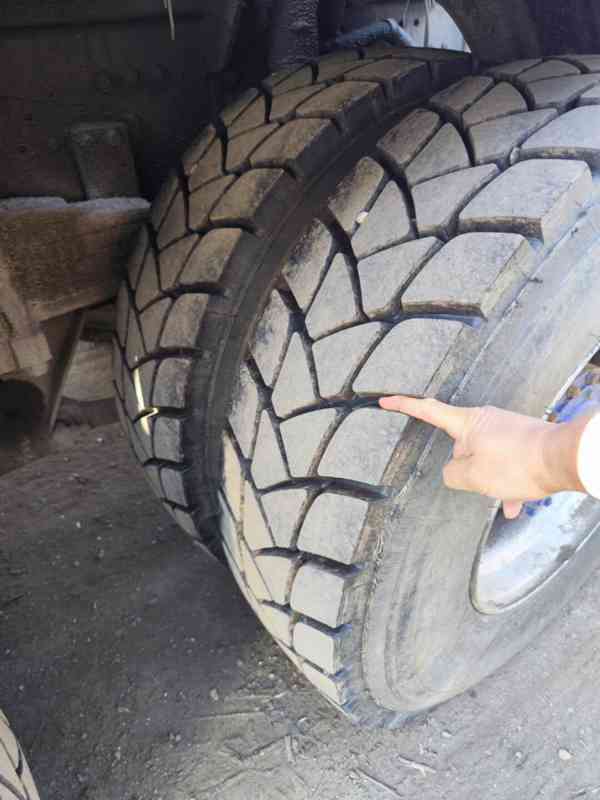 Hákový nosič kontejneru s hydraulickou rukou - foto 6