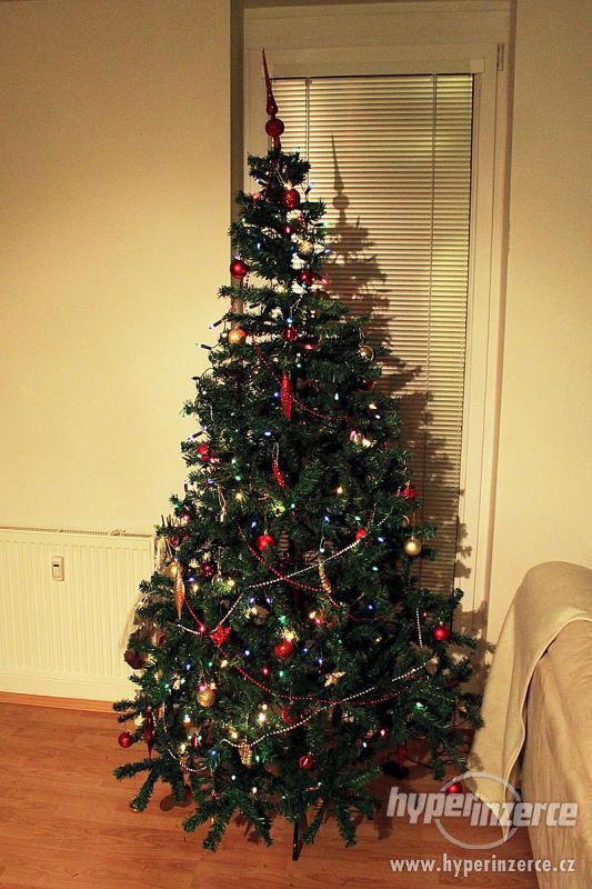 Prodám 180 cm vysoký umělý vánoční stromek smrk + ozdoby - foto 1