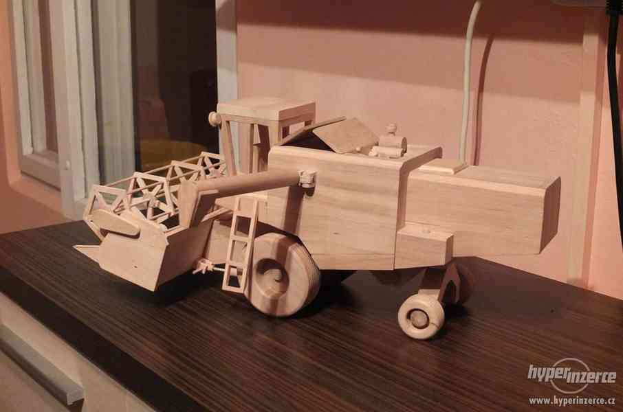 Dřevěné modely aut a stroju. - foto 1