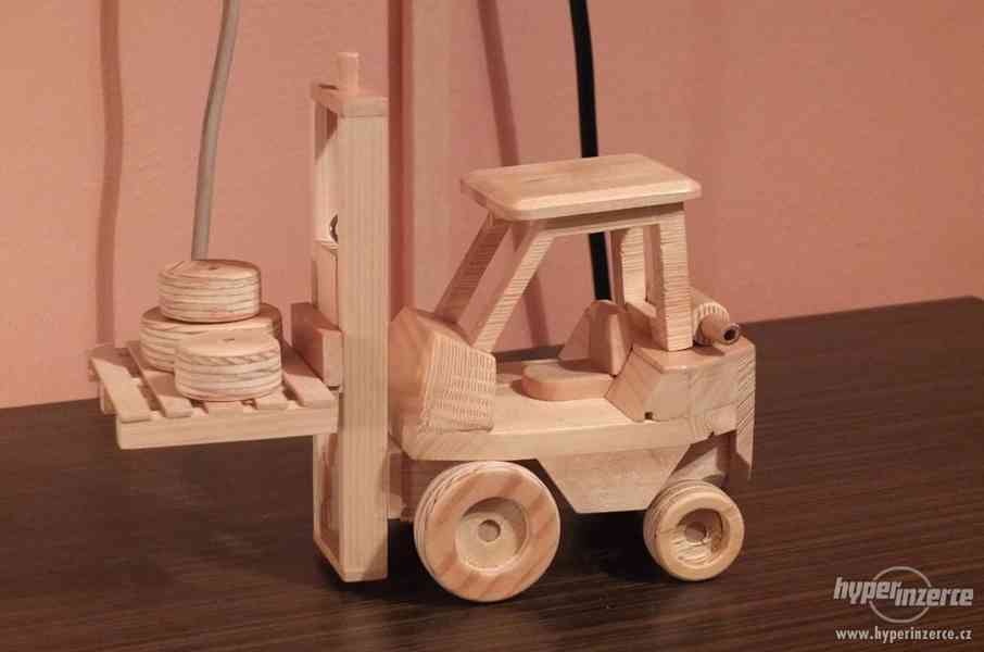 Dřevěné modely aut a stroju. - foto 6