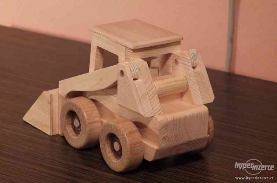 Dřevěné modely aut a stroju. - foto 9
