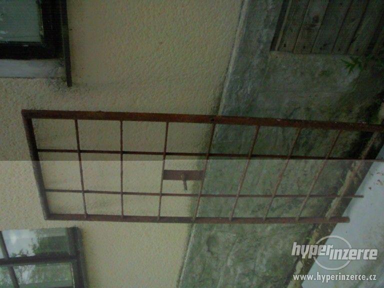 Mříž kovová, která sloužila na dveře z trubkového rámu, ploc - foto 1