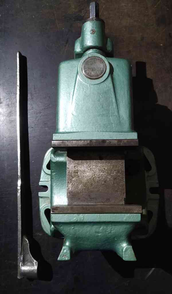 Strojní svěrák otočný a sklopný 200mm - foto 3