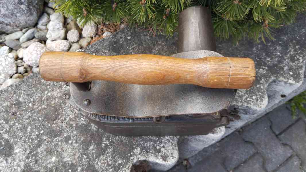 Obrovská komínová stará žehlička 8,42kg! D.R.G.M. - foto 13