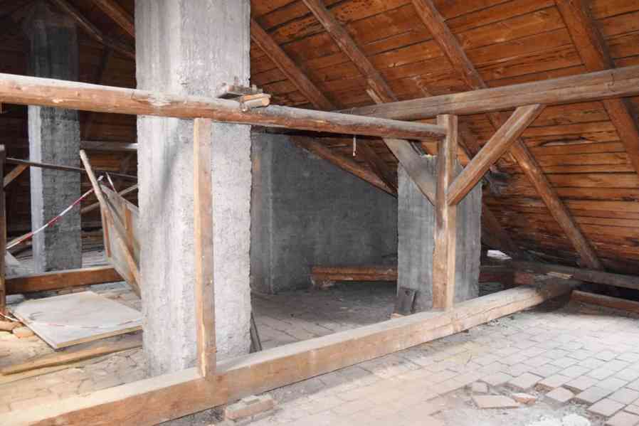 Prodej půdy pro vestavbu bytu 4+1 ve Dvoře Králové n.L. - foto 11