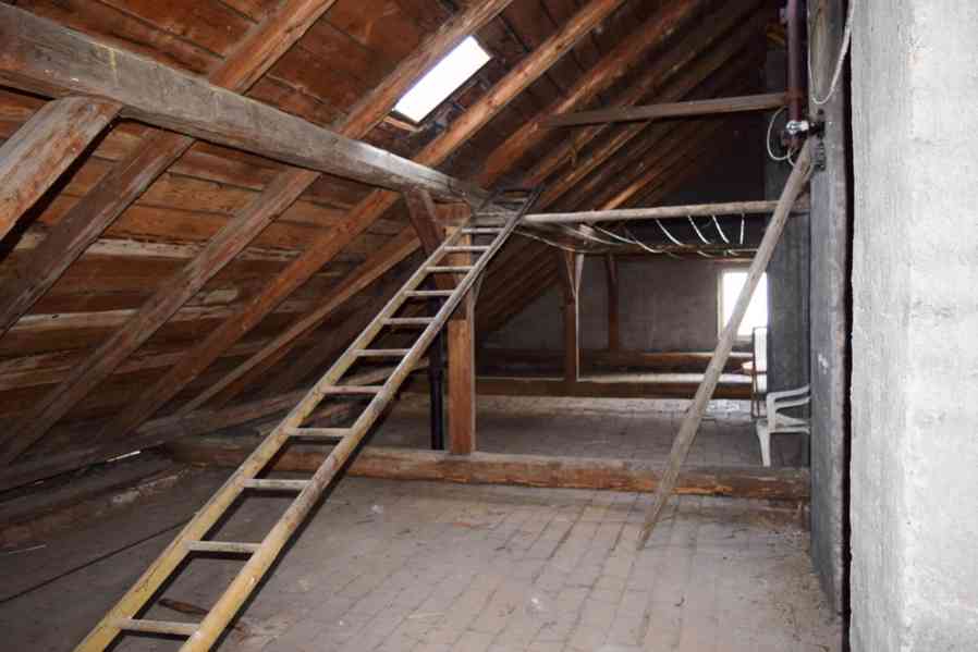 Prodej půdy pro vestavbu bytu 4+1 ve Dvoře Králové n.L. - foto 3