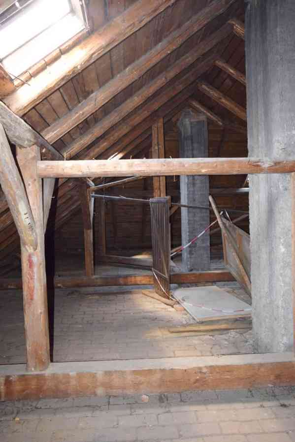 Prodej půdy pro vestavbu bytu 4+1 ve Dvoře Králové n.L. - foto 4