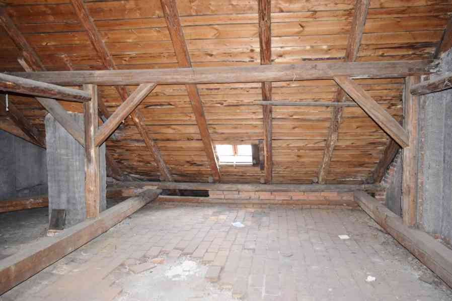 Prodej půdy pro vestavbu bytu 4+1 ve Dvoře Králové n.L. - foto 2