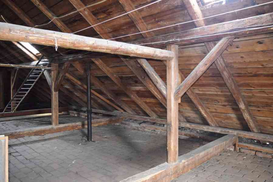 Prodej půdy pro vestavbu bytu 4+1 ve Dvoře Králové n.L. - foto 8