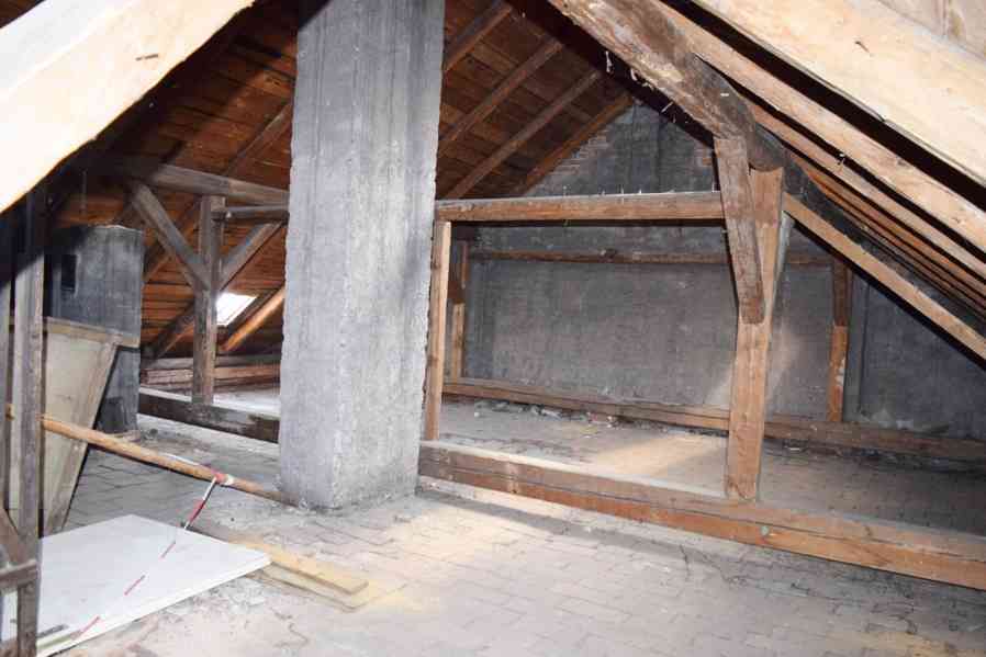 Prodej půdy pro vestavbu bytu 4+1 ve Dvoře Králové n.L. - foto 10