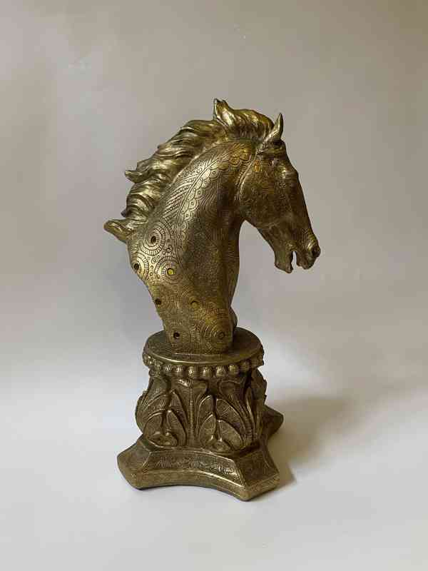 Hlava koně - zlatá socha - foto 3