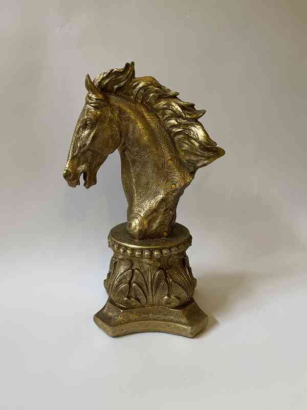 Hlava koně - zlatá socha - foto 1