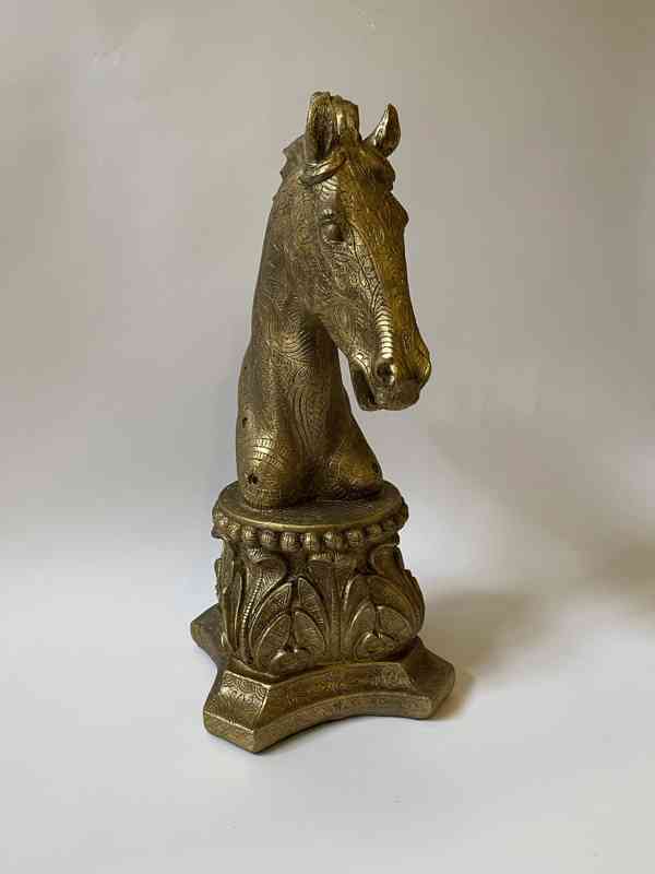 Hlava koně - zlatá socha - foto 2
