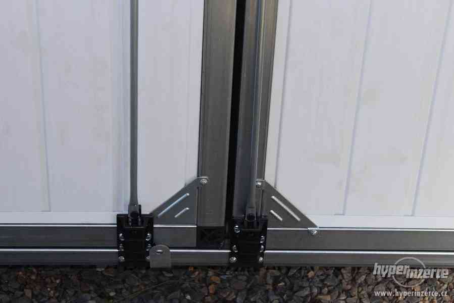 Dvoukřídlá garážová vrata zateplená 2 600 mm x 2 100 mm - foto 3
