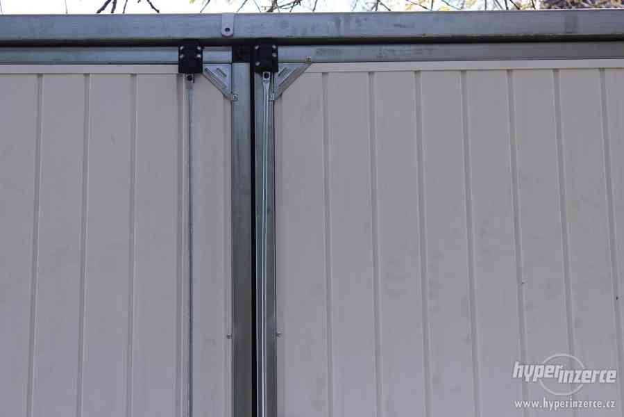 Dvoukřídlá garážová vrata zateplená 2 600 mm x 2 100 mm - foto 4
