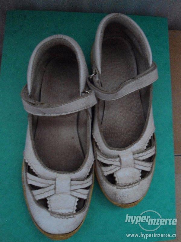 Boty uzavřené bílé kožené - foto 1