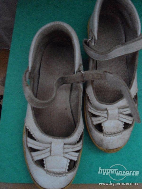 Boty uzavřené bílé kožené - foto 2