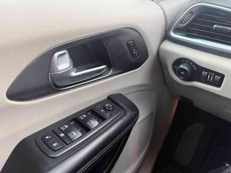 Chrysler Pacifica 3,6 RU Panorama Limited 2018 - foto 20