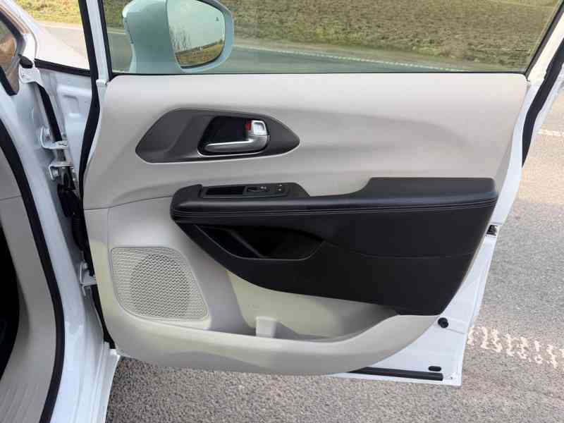 Chrysler Pacifica 3,6 RU Panorama Limited 2018 - foto 11