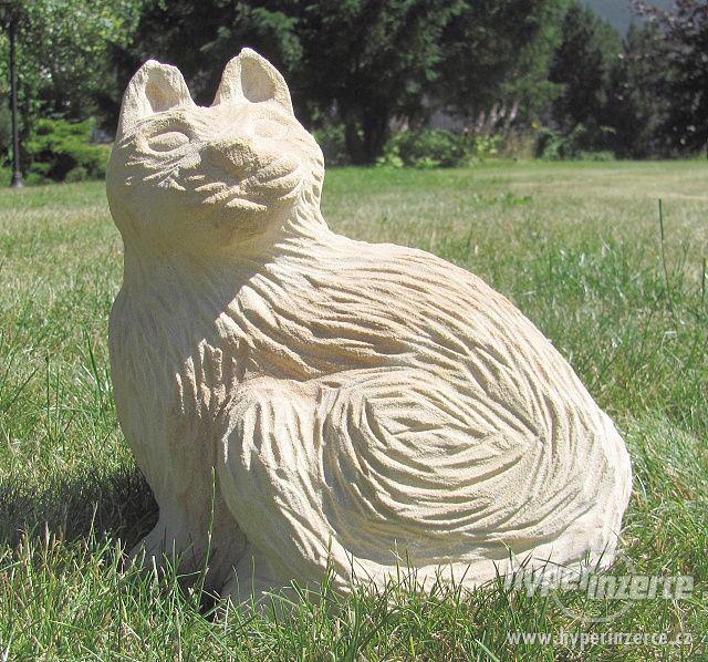 Pěkná pískovcová zahradní dekorace kočka