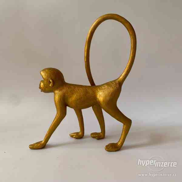 Zlatá opice - socha - foto 3