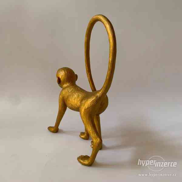 Zlatá opice - socha - foto 4