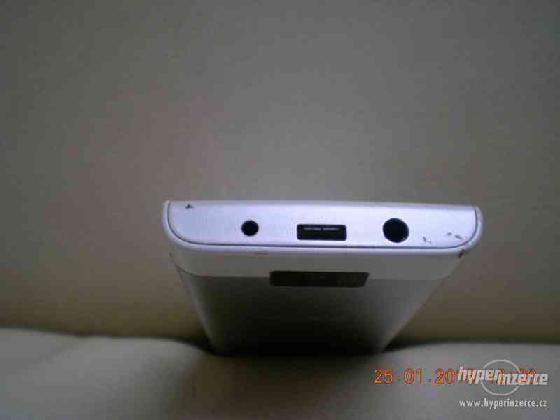 Nokia X3-02 z r.2010 - dotykový telefon s klávesnicí - foto 6