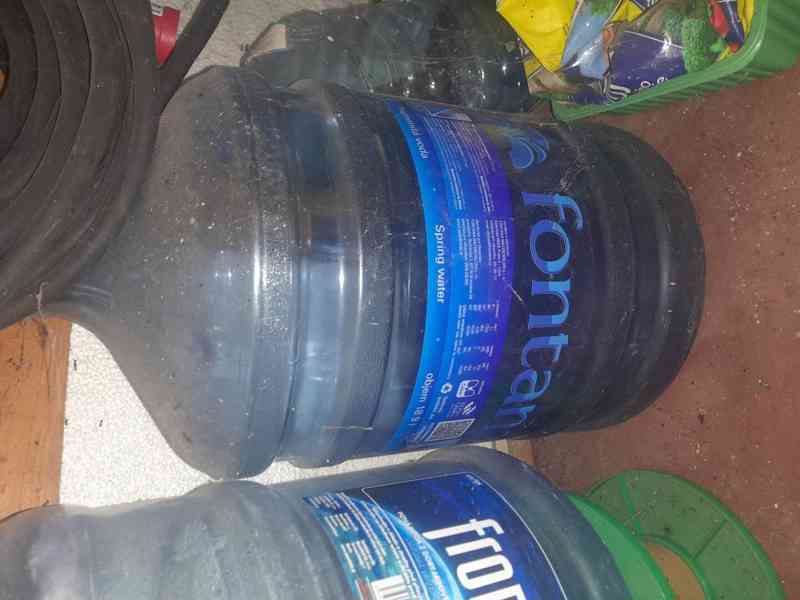 Výdejník barelové vody + asi 9 prázdných barelů - foto 6