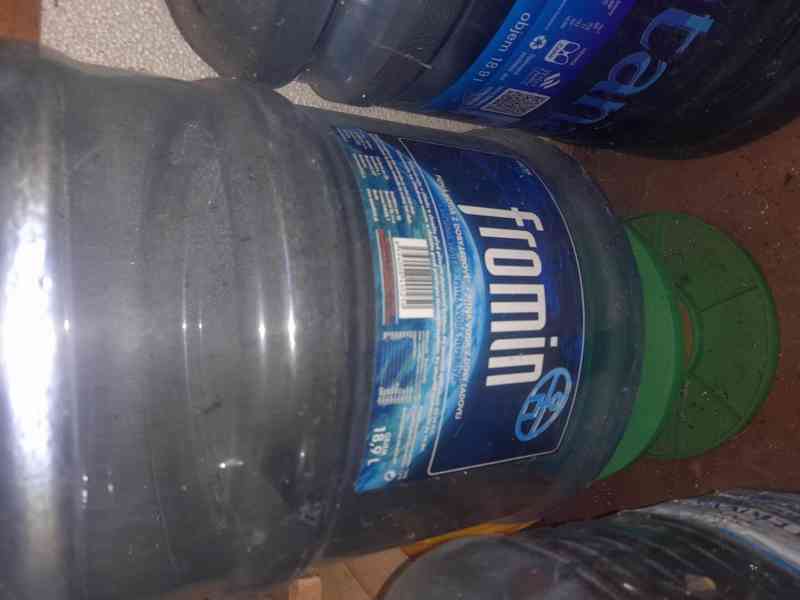 Výdejník barelové vody + asi 9 prázdných barelů - foto 5