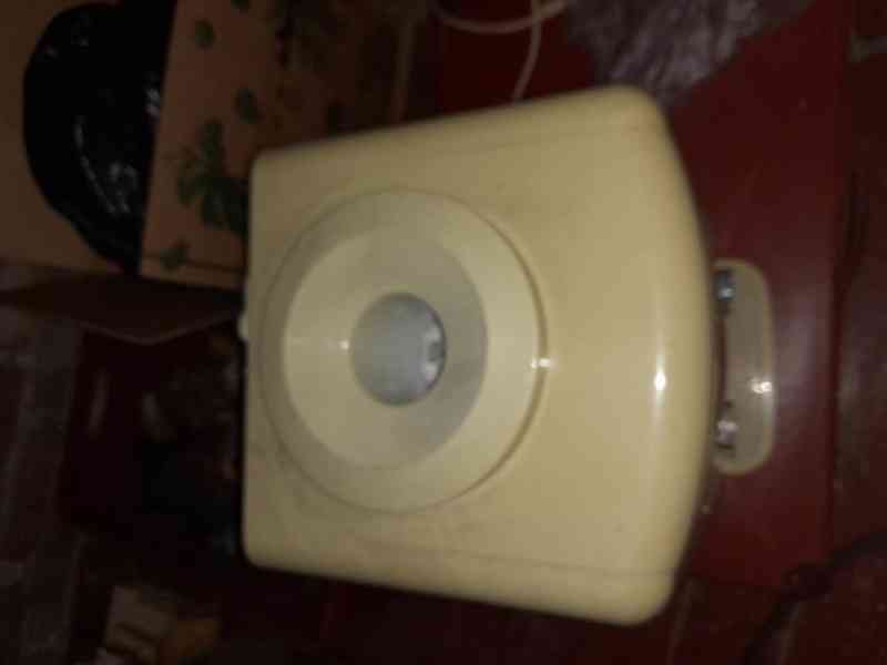 Výdejník barelové vody + asi 9 prázdných barelů - foto 2