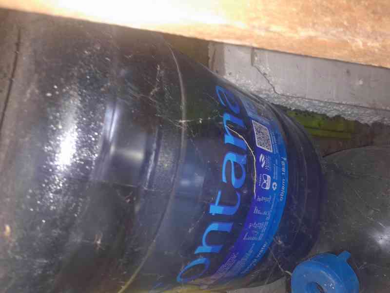 Výdejník barelové vody + asi 9 prázdných barelů - foto 4